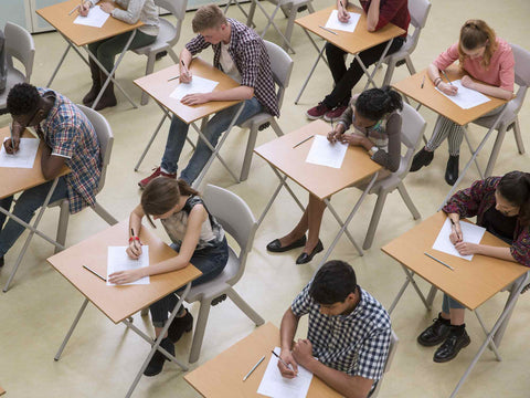 collégiens pendant un examen